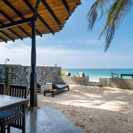 Blue Parrot Beach Villa Ambalangoda  Exteriör bild